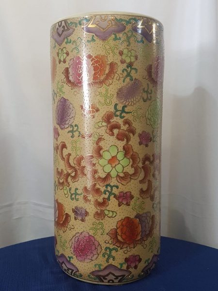 Bengaleiro / Vaso em porcelana chinesa, numerado, pintura em alto relevo,com selo da manufatura no verso da base. 46 cm altura x 17 cm diâmetro da base. OS172