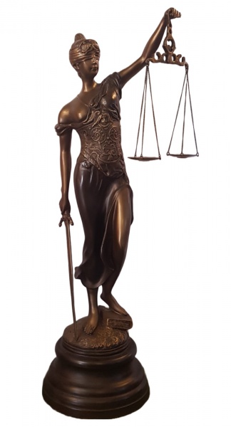Escultura Deusa da Justiça em Petit Bronze. Medidas 92 cm altura x  29 cm diâmetro da base. OS140