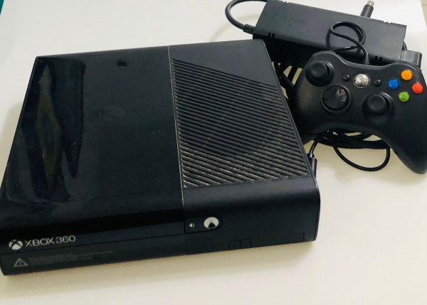 console xbox 360 super slim retirada de peças (leia)