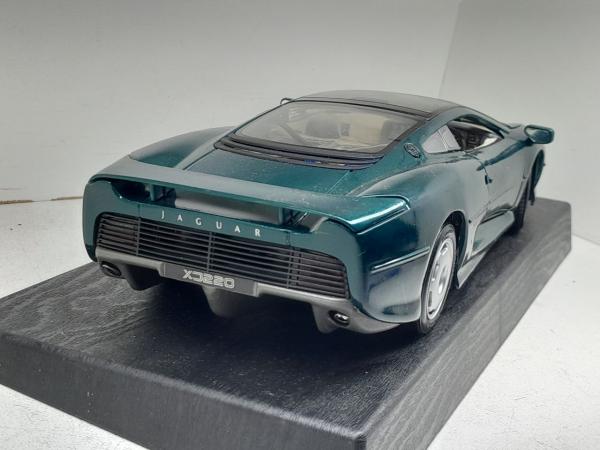 Miniatura em metal Jaguar XJ220 1992 - Marca: Maisto - Escala: 1