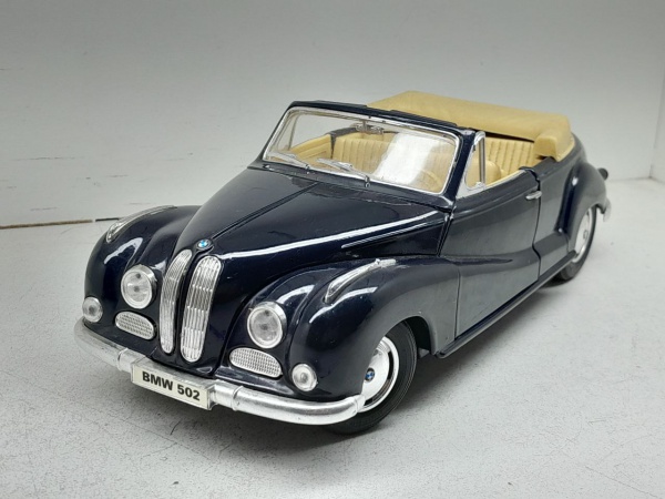 Miniatura em metal BMW 502 1955 - Marca: Maisto - Escala: 1/18