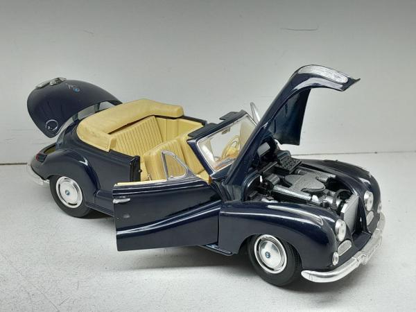 Miniatura em metal BMW 502 1955 - Marca: Maisto - Escala: 1/18