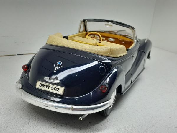 Miniatura em metal BMW 502 1955 - Marca: Maisto - Escala: 1/18 Miniatura em metal BMW 502 1955 - Marca: Maisto - Escala: 1/18