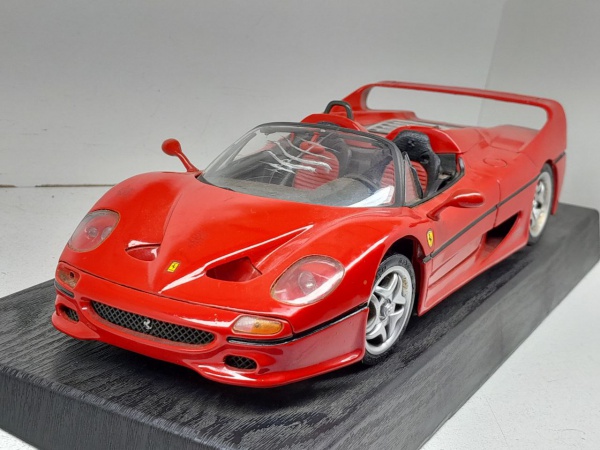 Miniatura em metal Jaguar XJ220 1992 - Marca: Maisto - Escala: 1