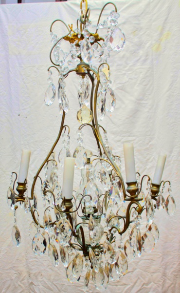 LUSTRE DE CRISTAL - Lustre estilo Francês de cristal, finamente ornamentado com placas de cristais t