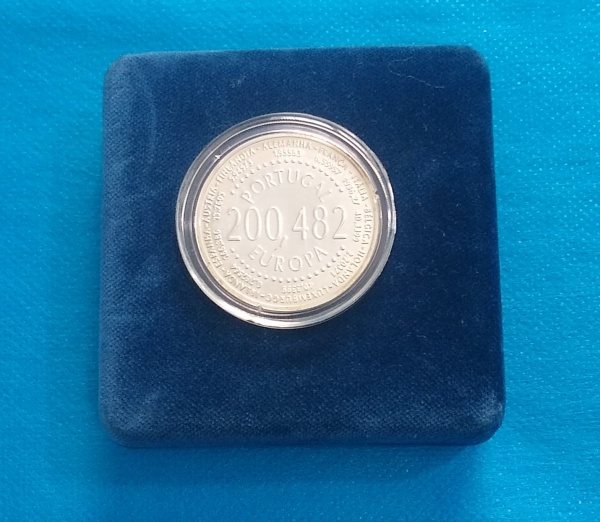 1 Estojo de Veludo com 1 Medalha de Prata (24,3 gramas) do Co-Fundador da Moeda Única de 200,482 de