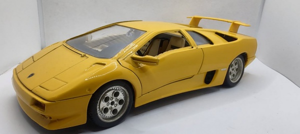 Miniatura Lamborghini Diablo 1990 , escala 1:18, coleção Burago, abrem capô, portas e tampa do motor, item conforme fotos,  item de coleção.  