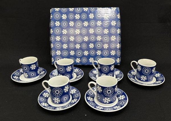 PORCELANA - Antigo conjunto de xícaras com policromia de flores em  azul, nunca usados, ainda na caixa original. Manufatura não identifica. Medidas: 21x25 caixa