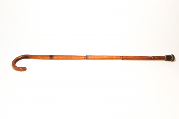 Bengala em madeira nobre, entalhada. Med: 89 cm