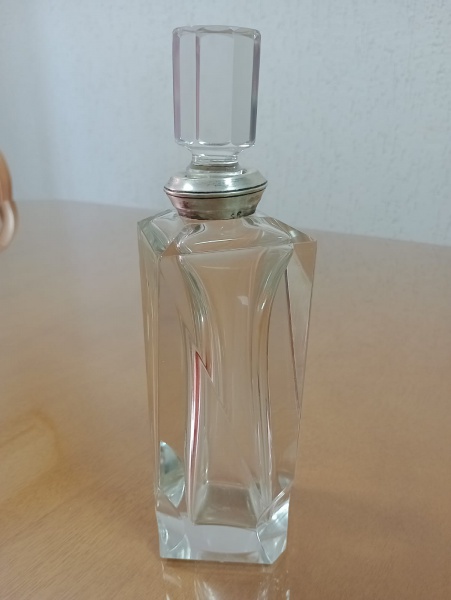 Linda garrafa em cristal Mozart, tendo seu gargalo em prata contrastada, tem dois bicados quase que imperceptíveis (conforme nas fotos). Medida 27 x 7,5 x 7,5.