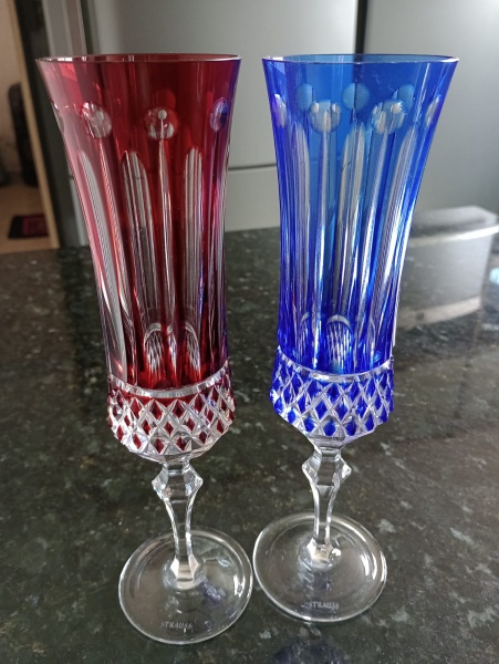 Duas lindas taças de cristal, da marca Strauss, conforme foto, nas cores azul e vinho, em perfeito estado. Medem: 22,5cm x 6,5cm x 6,5cm. 