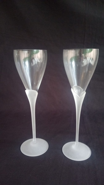 Duas taças em cristal translúcido com pés jateados da marca Strauss Brasil medindo 11,5cm x 6 cm.