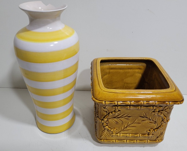 2 vasos em cerâmica, com um contendo um quebrado. Medindo o maior: 43cm x 18cm.