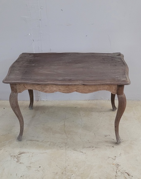 MESA RETANGULAR DE CENTRO - Linda e antiga mesa na medida de 50 cm x 76 cm x 47 cm. Precisa de restauro. No estado.