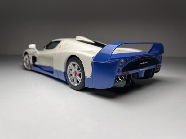 Maserati MC12 Branco/Azul - AutoArt Escala 1/18 *Possui