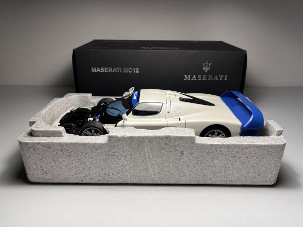 Maserati MC12 Branco/Azul - AutoArt Escala 1/18 *Possui