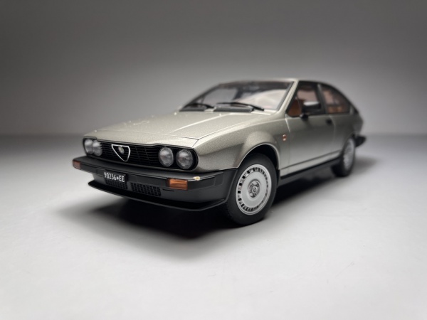 値下げしました！AUTOart 1/18 Alfetta GTV 2.0 Alfa Romeo Alfetta Cinza GTV 2.0 1980 - AUTOart *Possui