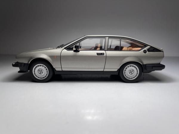 Alfa Romeo Alfetta Cinza GTV 2.0 1980 - AUTOart *Possui