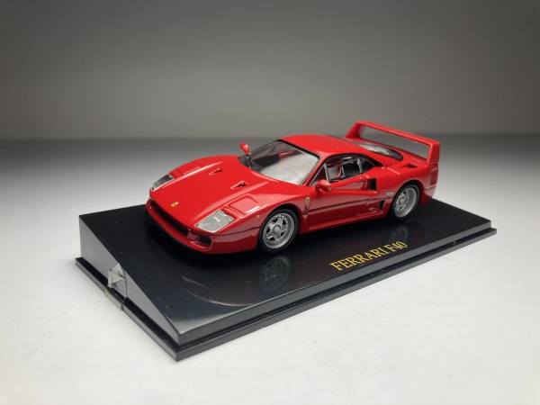 Ferrari F40 Vermelha IXO Escala 1/43 miniatura em metal