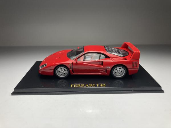 Ferrari F40 Vermelha IXO Escala 1/43 miniatura em metal