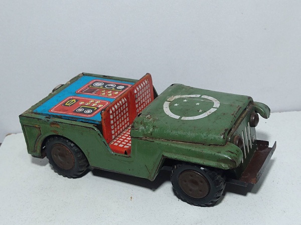 Maravilhosa Miniatura antiga de Lata de um  Jeep do exército, provável anos: 60/70 . Marca: Estrela