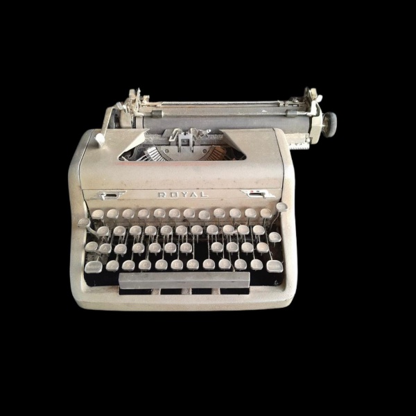 Máquina de escrever "ROYAL", Marcas do tempo.15 x 17 x 30 cm.