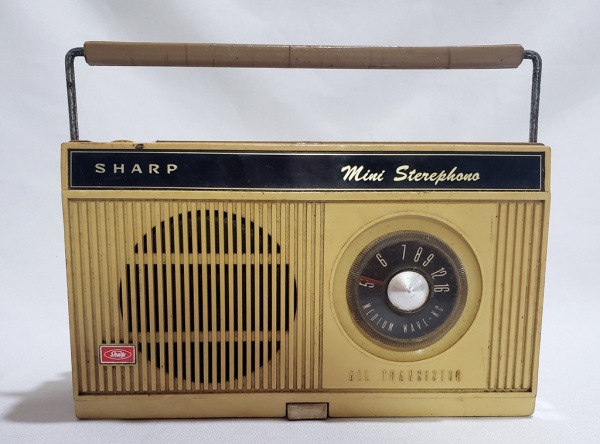 Antigo rádio e toca disco da marca Sharp, modelo All Tr