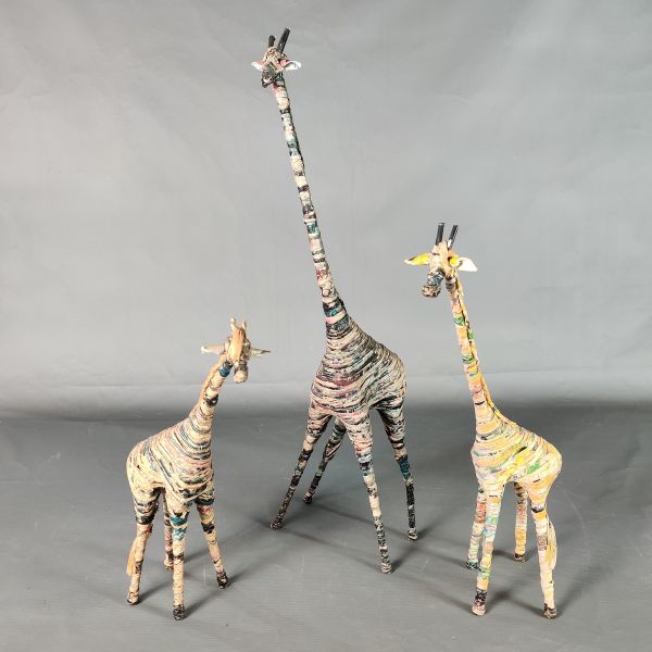 Três girafas decorativas. Mede a maior 48cm altura