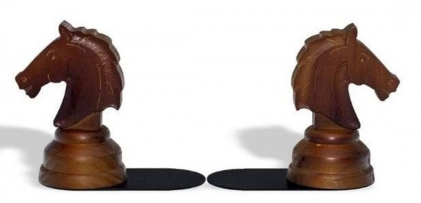 Suporte de livros em madeira esculpido a mão, formato cavalo xadrez, medindo 37 cm.