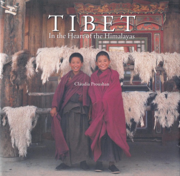 Fotografia. Cláudia Proushan. Tibet  In the Heart of the Himalayas. 2001. Fotografias belíssimas. Língua inglesa. Ministério da Cultura. Capa dura. 120 pp. Ótimo estado.  (BE)