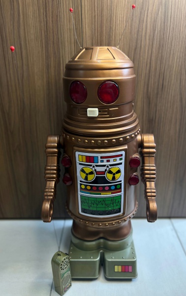 ROBÔ AR-TUR -  Com Controle Remoto. Fabricado pela Estrela nos Anos 80, um clássico da época.