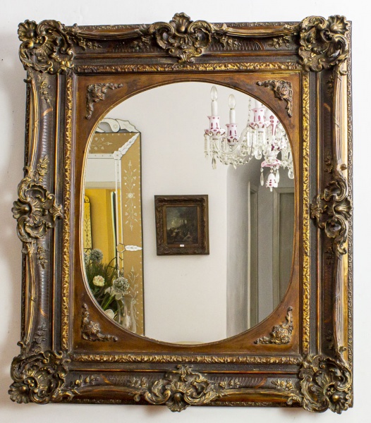 Antigo e Imponente espelho oval cerca de 1930 com moldura em madeira entalhada decorado com conchas,