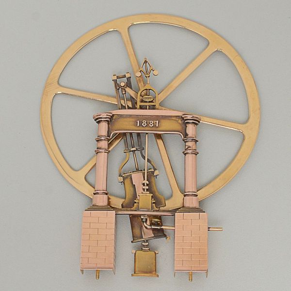 Escultura em ouro amarelo 18 k, representando gerador para máquina mecânica a vapor, do Século XIX
