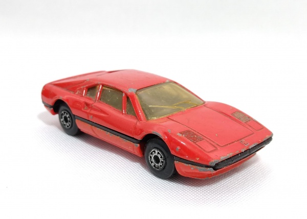 Carrinho Matchbox Ferrari 308 GTB 1981. Possui algumas marcas do