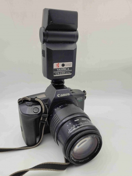 Máquina Fotográfica Antiga Câmera Analógica Canon EOS 600. Acompanha Flash Yashica CS-220 Auto. Não testados.