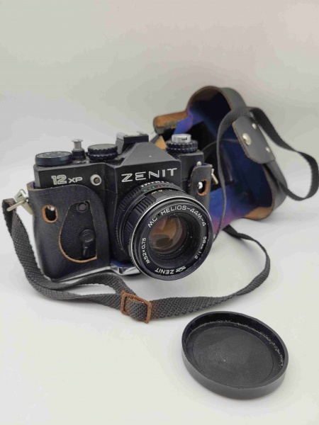 Máquina Fotográfica Antiga Câmera Analógica Zenit 12 XP fabricada na URSS. Não testada.