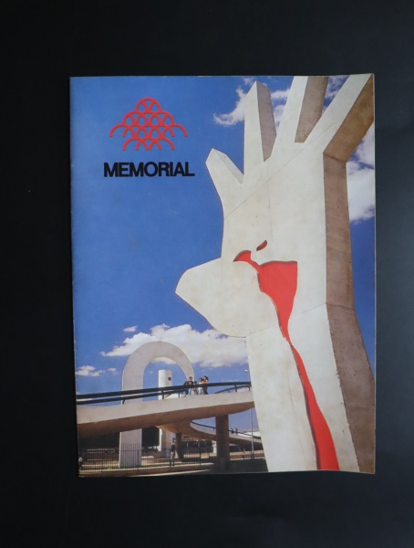 Memorial da América Latina, folhdeto lançado quando do lançamento em 1988, texto em português/espanhol, 12 páginas, bordas com desgastes.