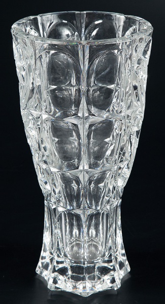 Vaso de cristal translúcido lapidado e decorado com ramos flores. 31 cm.