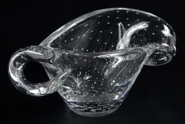 Scheneider. France. Diferenciada floreira em cristal ornada por salpicados de delicadas pequenas bolhas. Assinada ao fundo. 12 x 22 x 11,5 cm.