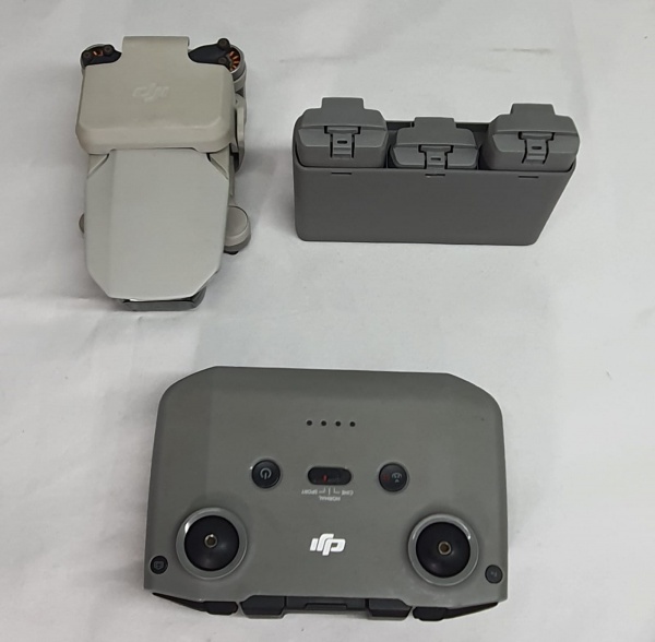 Drone DJI Mini 2 SE Fly More Combo, pouco uso, funcionando, acompanha cabo, carregador, 3 baterias,