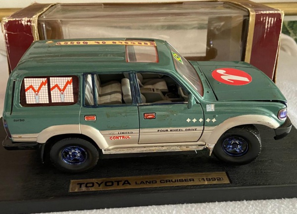TOYOTA- LAND CRUISER 1992 Carrinho em metal na cor verde com