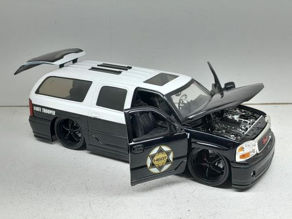 Miniatura de colecionismo em metal diecast 2002 GMC Yukon Denali