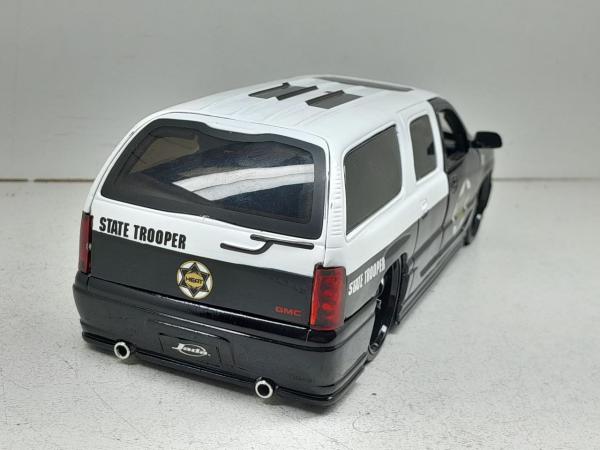 Miniatura de colecionismo em metal diecast 2002 GMC Yukon Denali