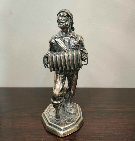 Rara escultura miniatura em prata de lei, teor 925 milésimos representando "Pirata".Alt. 12,5 cm  Peso 150 gr. de prata.