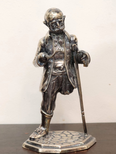 Rara escultura miniatura em prata de lei, teor 925 milésimos representando "Pirata". Alt. 13cm .  Peso 130 gr. de prata