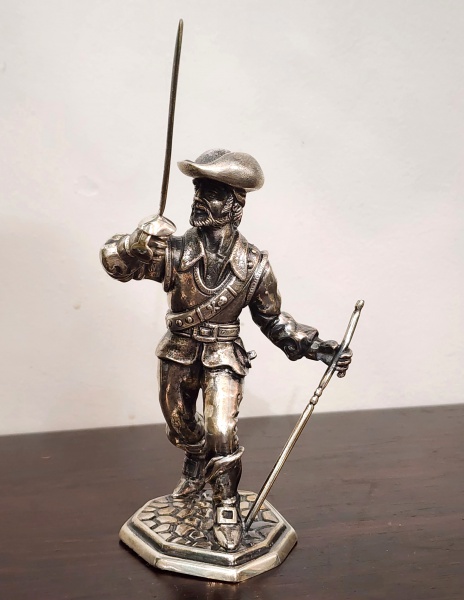 Rara escultura miniatura em prata de lei, teor 925 milésimos, representando "Pirata". Alt. 12,5 cm . e 16 cm até a espada. Peso 168 gr.