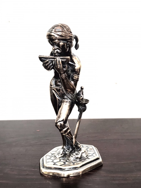 Rara escultura miniatura em prata de lei, teor 925 milésimos, representando "Pirata". Alt 12cm. Peso 112 gr.