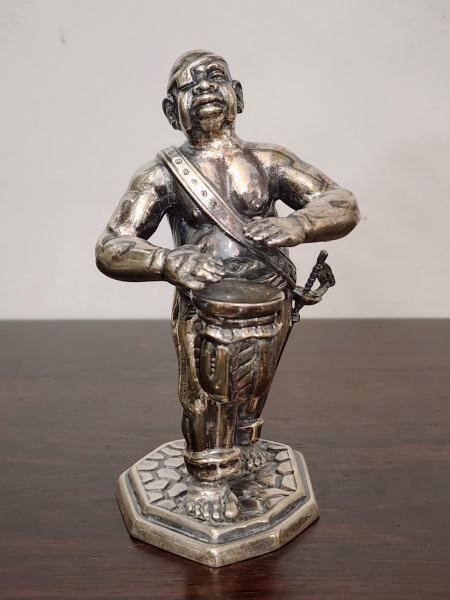 Rara escultura miniatura em prata de lei, teor 925 milésimos representando "Pirata". Med. 12 cm alt. (Mínimo enchimento na base com no máximo 20 gr). Peso 203 gr.