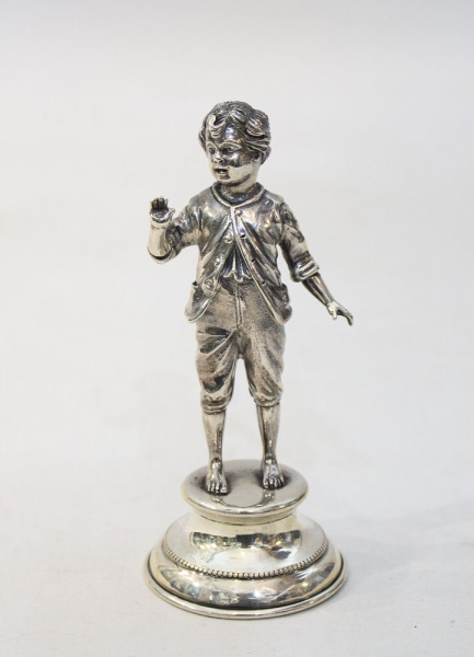 Escultura representando "Jovem", em prata portuguesa, contraste Águia, teor 833 milésimos. Ricamente repuxada e cinzelada, apoiada sobre base lisa tipo pedestal redondo com mini perolados. Med. alt. 11,5 cm.