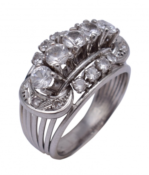 JOIA - Belíssimo antigo anel de modelo clássico com estrutura de platina cravejada por  brilhantes lapidados. Aro 14  . Marcas de uso. Peso total: 8,9 gramas.